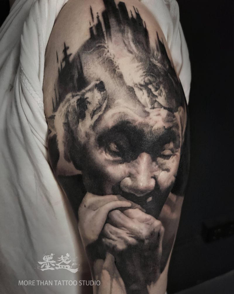 亲情花臂纹身图片_手臂欧美写实肖像黑灰纹身图案