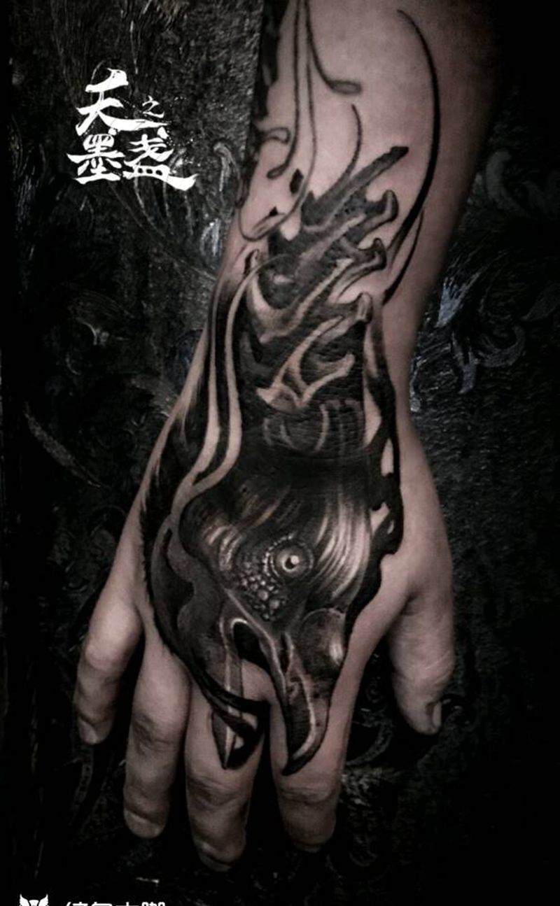 乌鸦纹身图片_手部欧美写实暗黑纹身图案