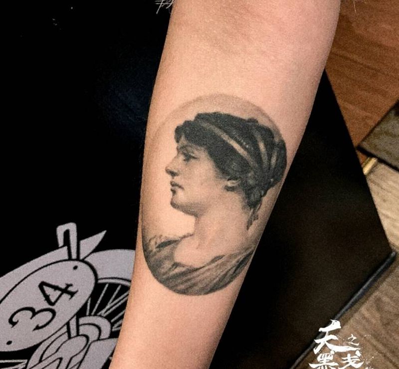 古典主义纹身图片_手臂欧美写实古典主义纹身图案