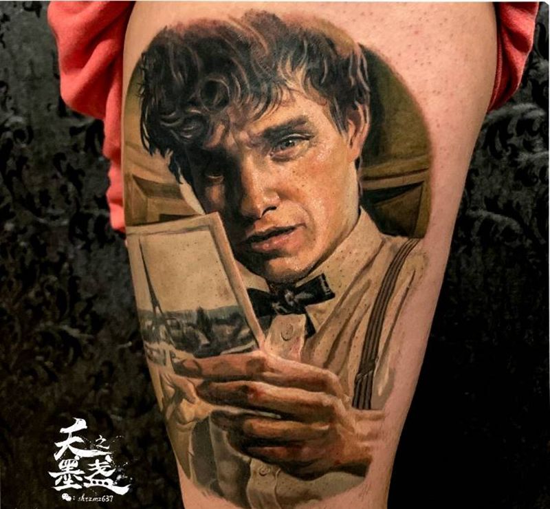 埃迪·雷德梅恩纹身图片_腿部欧美写实人物肖像纹身图案