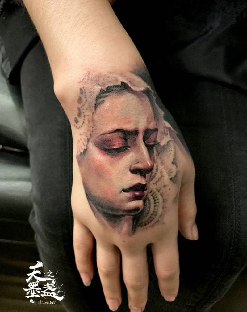 大满背纹身图片_手部欧美写实圣母像纹身图案
