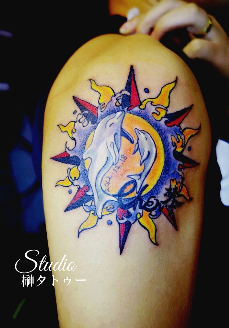 亲子海豚太阳花纹身图片_成品手臂欧美原创图腾动物字符纹身图案