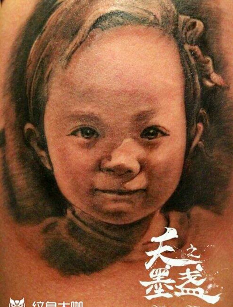 小女孩肖像纹身图片_肩部肖像人物成品纹身图案