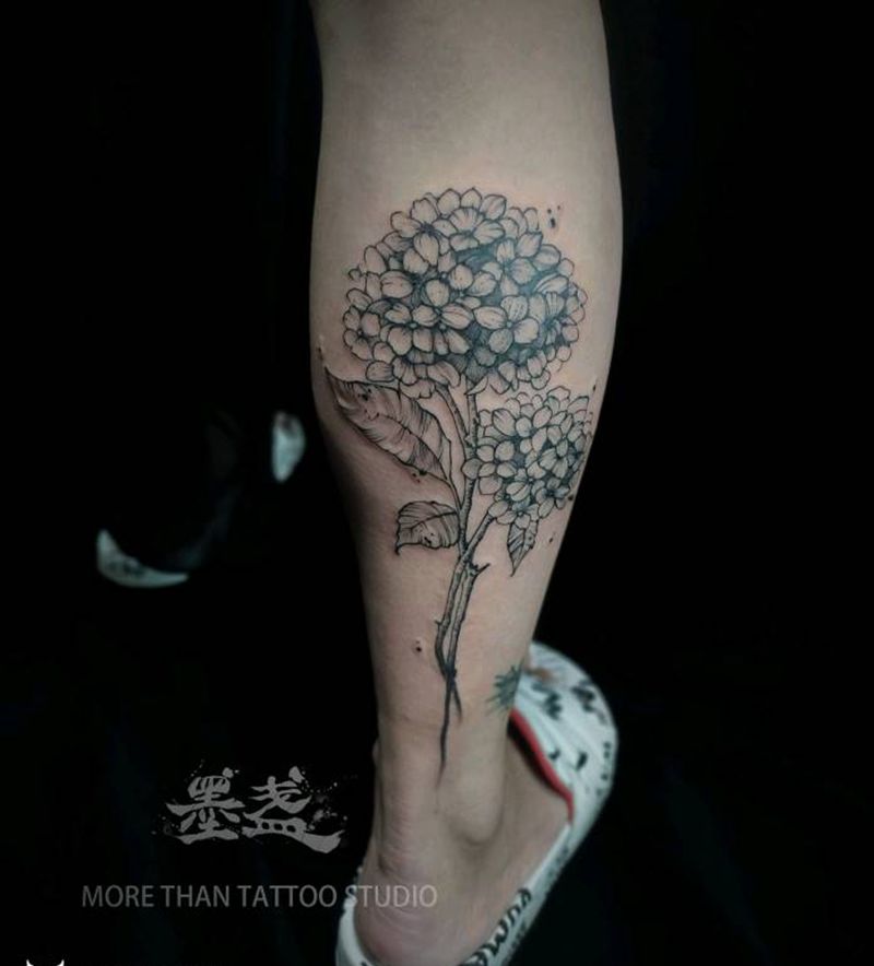 绣球花纹身图片_腿部清新花纹身图案