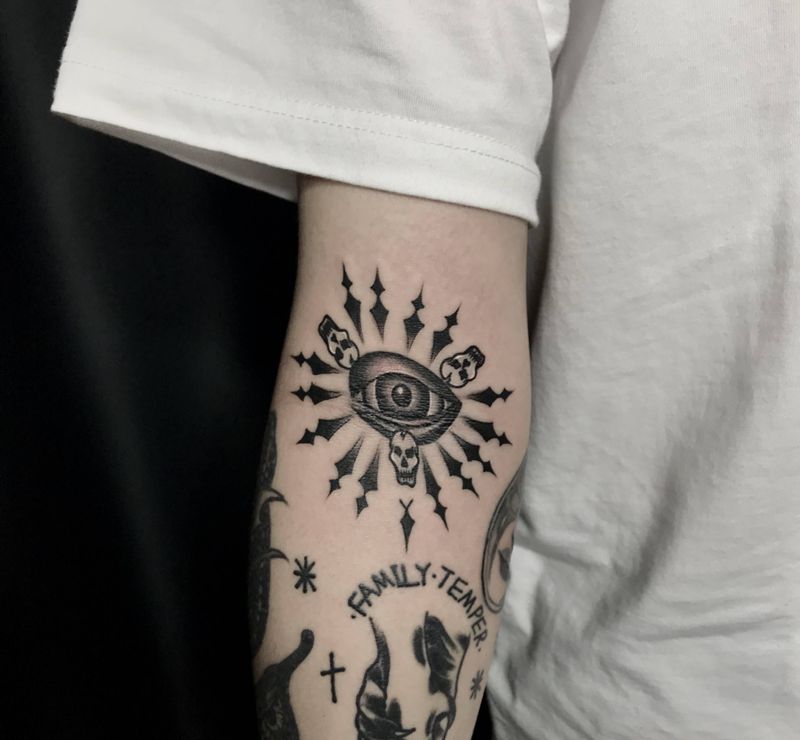 小图塞个缝纹身图片_手臂点刺花体字纹身图案