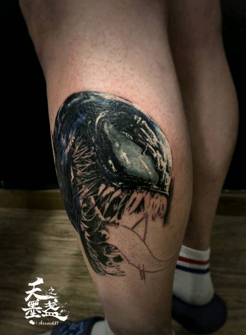 毒液纹身图片_腿部欧美写实毒液纹身图案