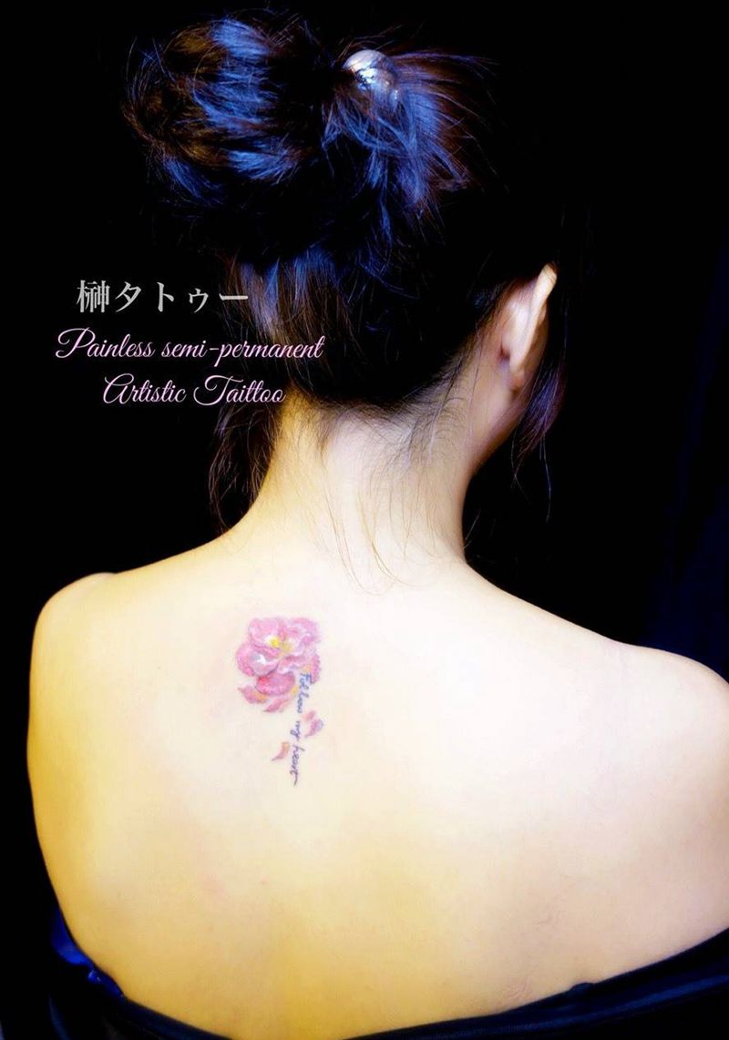 花奈纹身图片_成品背部清新植物原创纹身图案