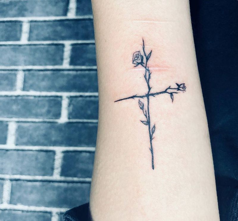 十字架和花纹身图片_成品手臂清新几何植物字符纹身图案