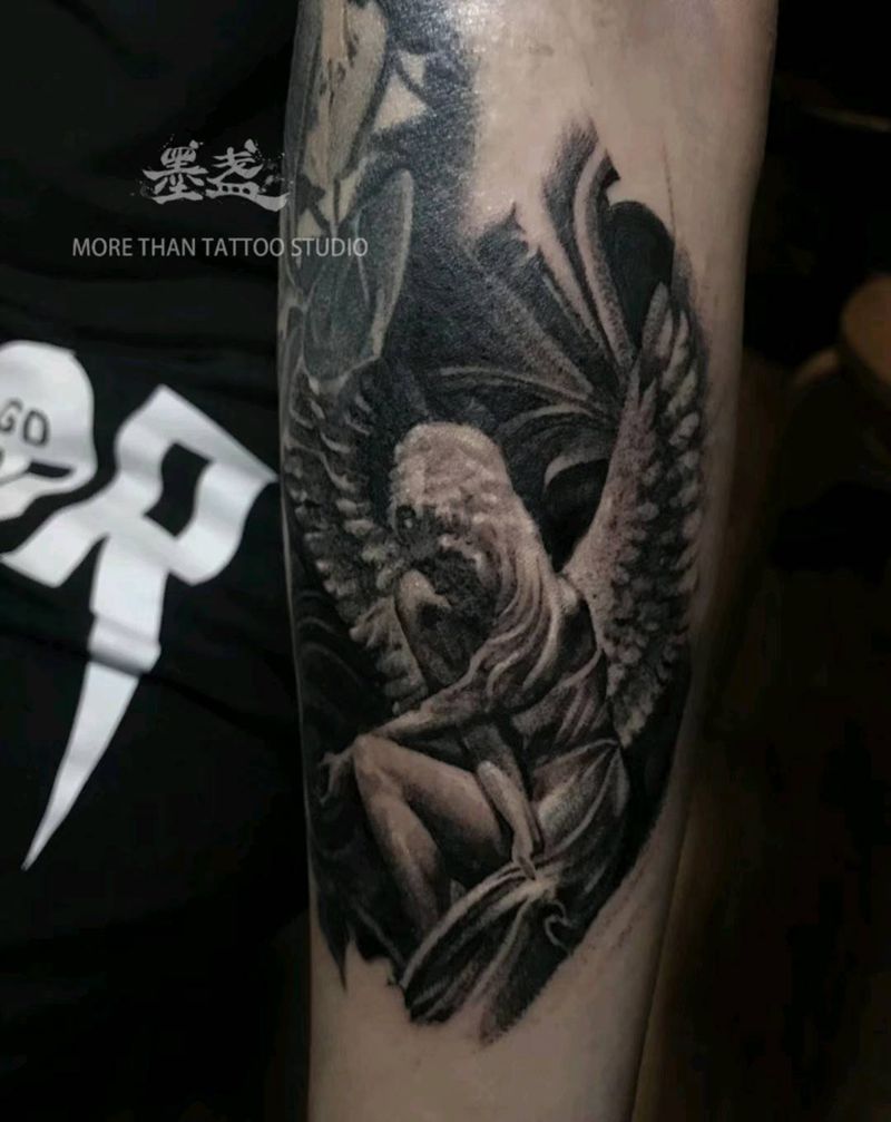 天使纹身图片_手臂欧美写实黑灰纹身图案