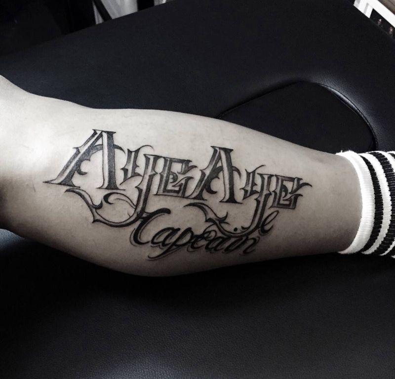 小腿花体字纹身图片_成品腿部欧美字符原创纹身图案