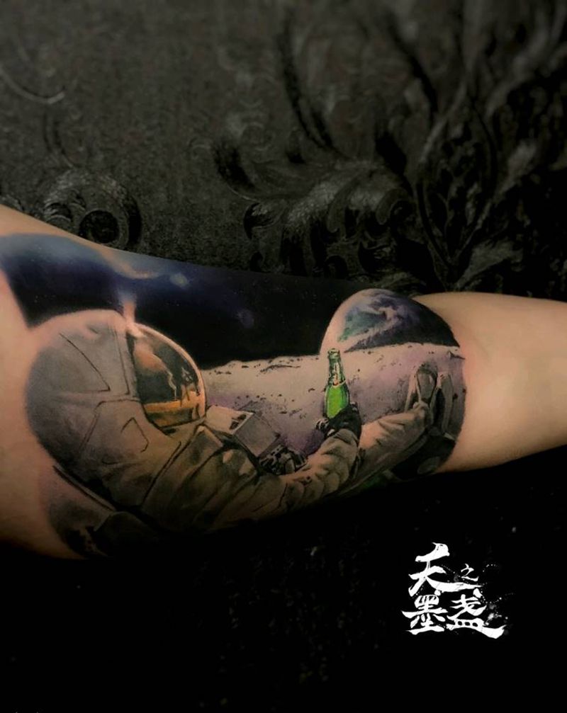 爱酒之人纹身图片_手臂欧美写实宇航员纹身图案