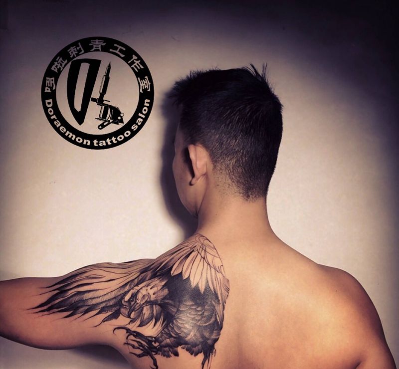 半臂雄鹰纹身图片_手臂欧美写实点刺纹身图案