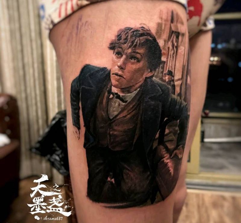 埃迪·雷德梅恩纹身图片_腿部欧美写实人物肖像神奇动物纹身图案