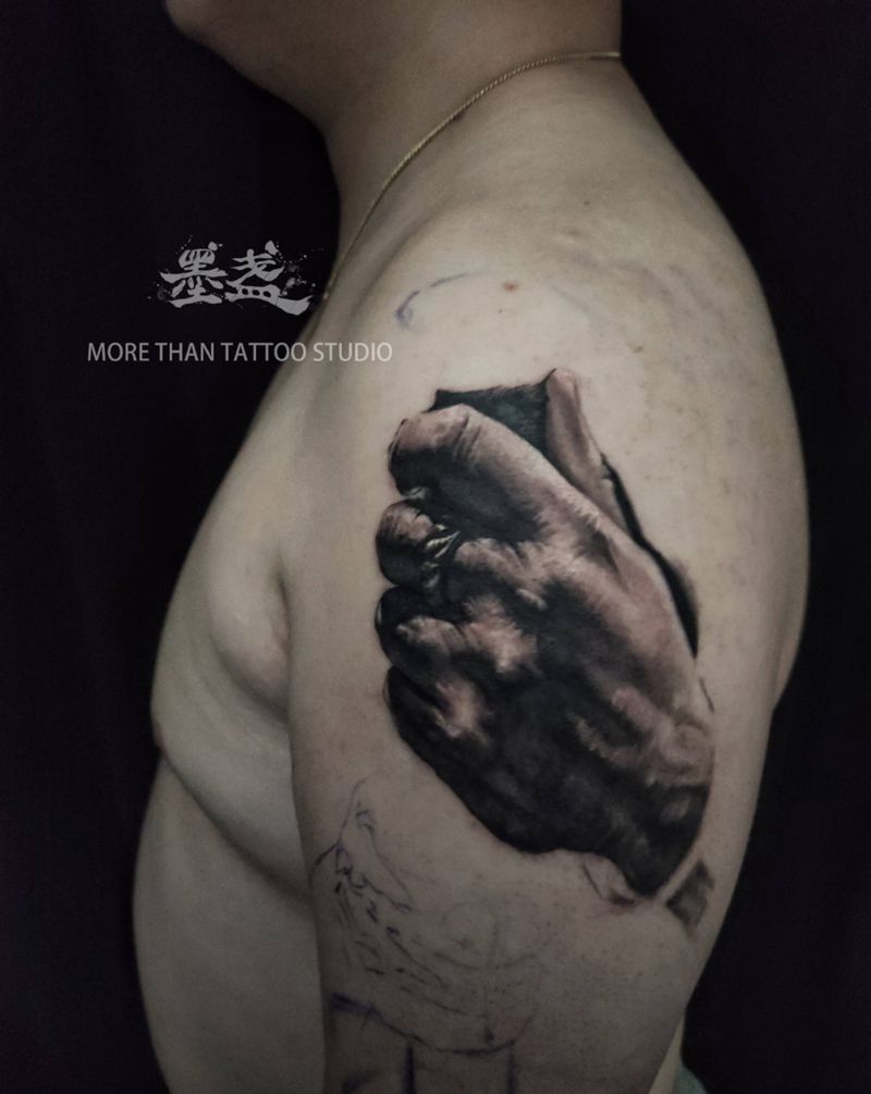 手纹身图片_手臂欧美写实黑灰纹身图案