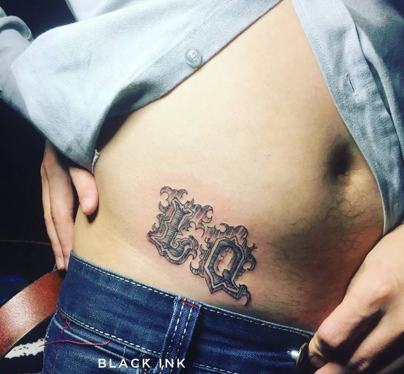 花体字疤痕遮盖纹身图片_成品腹部欧美清新字符原创纹身图案