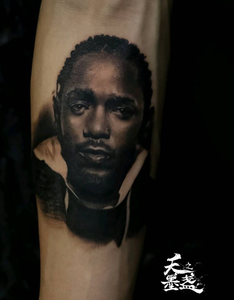 Kendrick Lamar纹身图片_手臂欧美写实说唱歌手rapper黑灰纹身图案