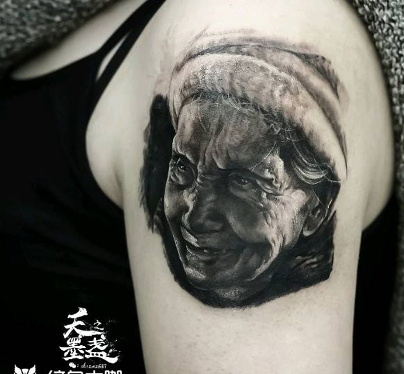 亲人肖像纹身图片_手臂欧美写实少数民族纹身图案