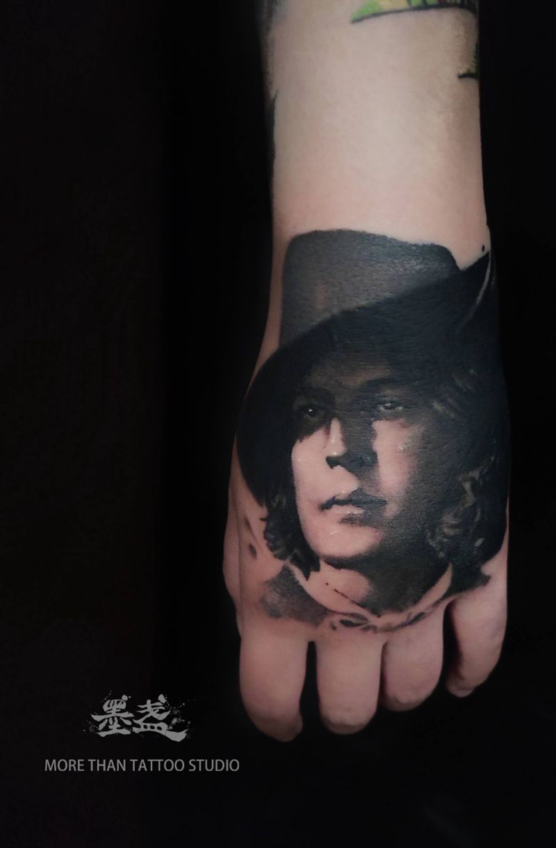 王尔德纹身图片_手部欧美写实黑灰肖像纹身图案