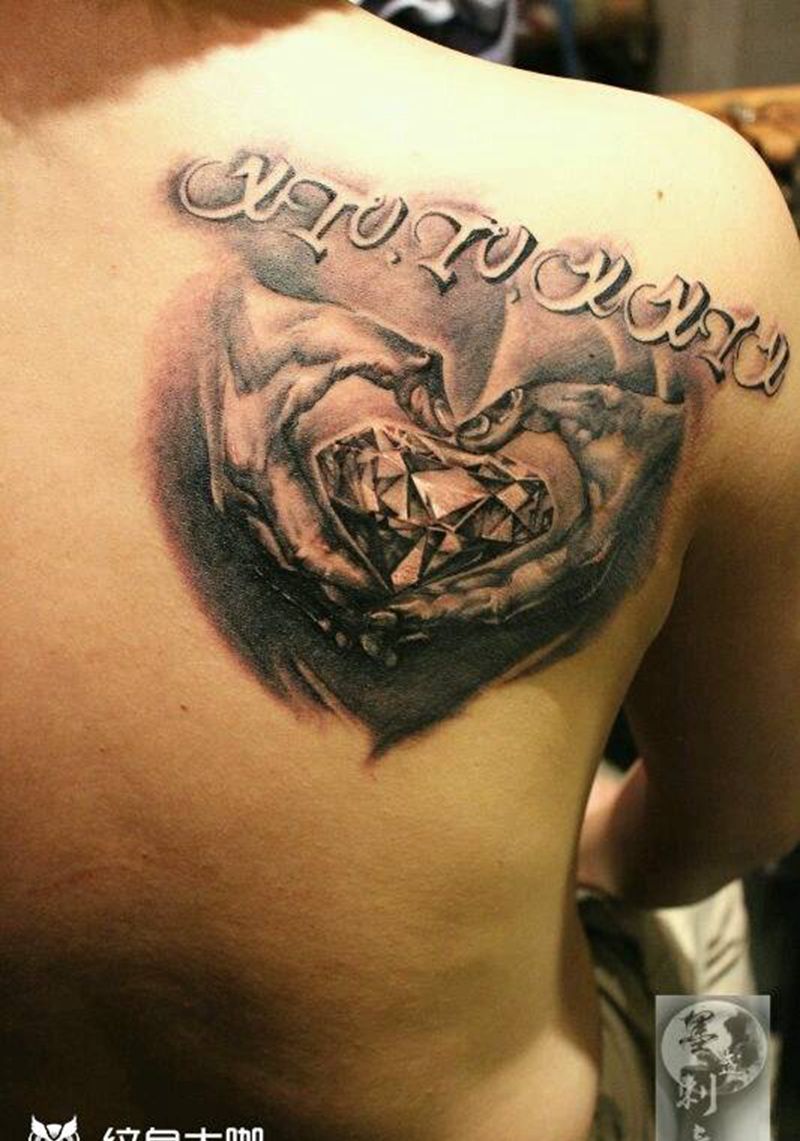 手中的至宝纹身图片_肩部背部欧美写实静物成品纹身图案