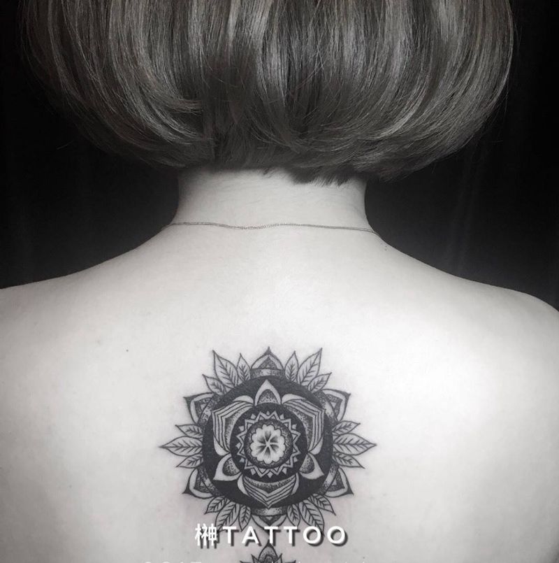 莲花之上纹身图片_成品背部欧美清新图腾原创纹身图案