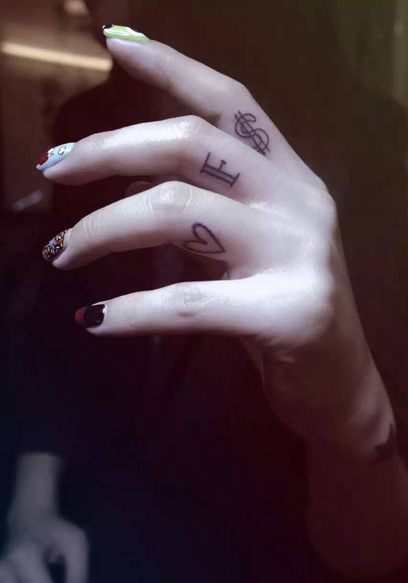 爱，家人，金钱纹身图片_成品手部欧美字符原创纹身图案