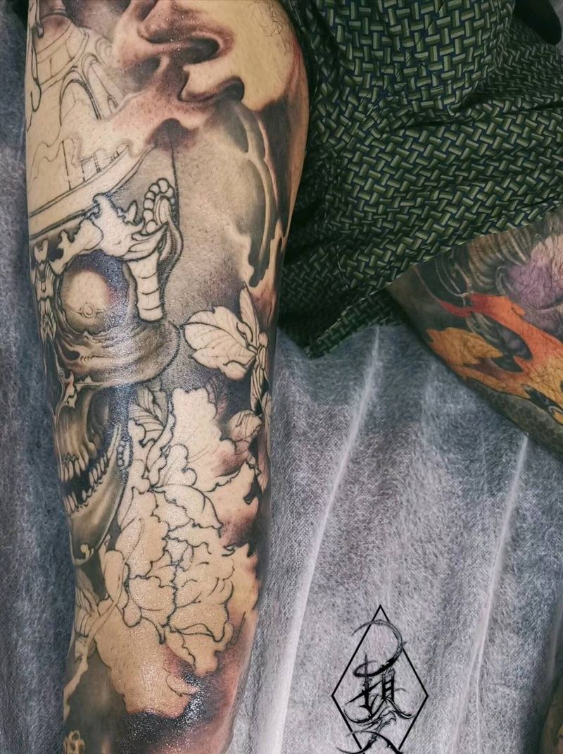 牡丹花嘎巴拉纹身图片_臀部腿部新传统纹身图案