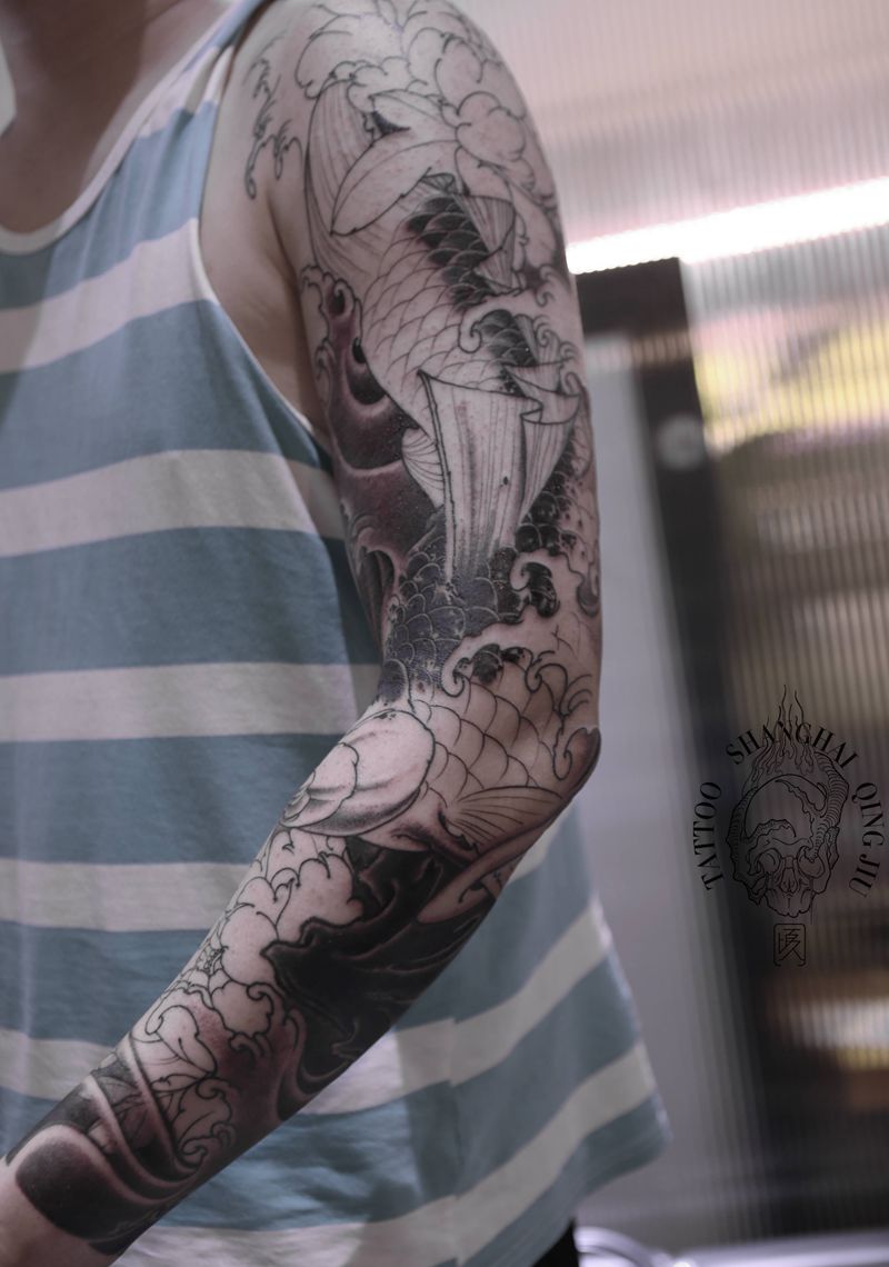 锦鲤牡丹纹身图片_手部新传统纹身图案