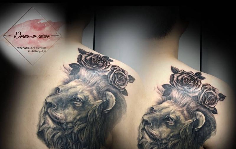 写实狮子玫瑰纹身图片_成品背部欧美写实肖像动物植物纹身图案
