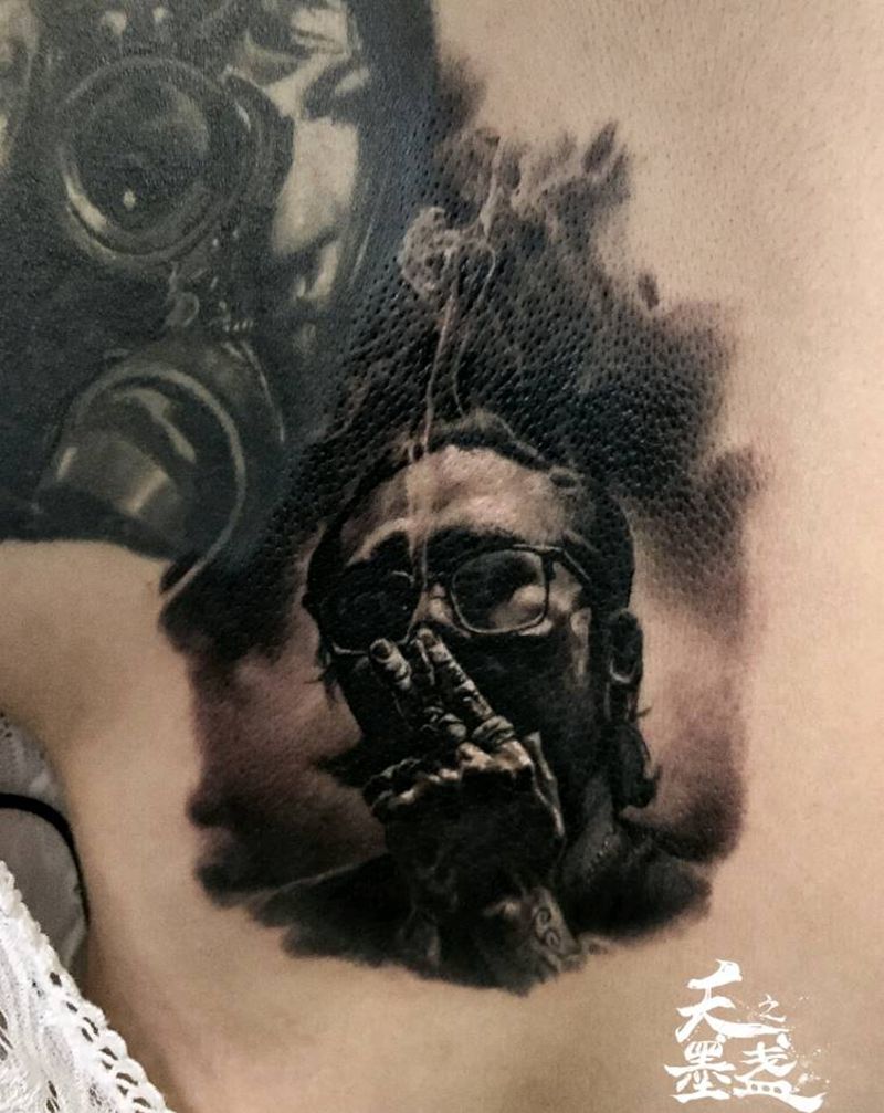 人物肖像纹身图片_背部欧美写实黑灰逆光纹身图案