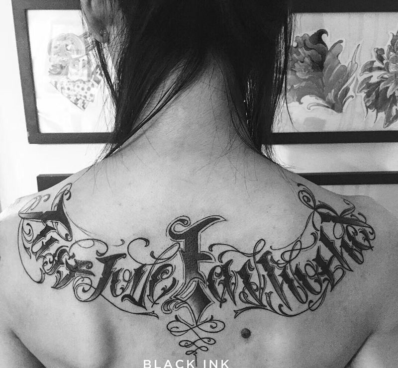 花体字纹身图片_背部花体字几何纹身图案