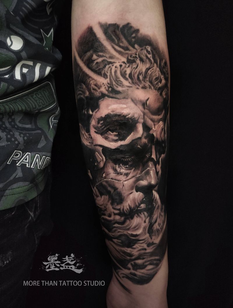 波塞冬纹身图片_手臂欧美写实黑灰纹身图案