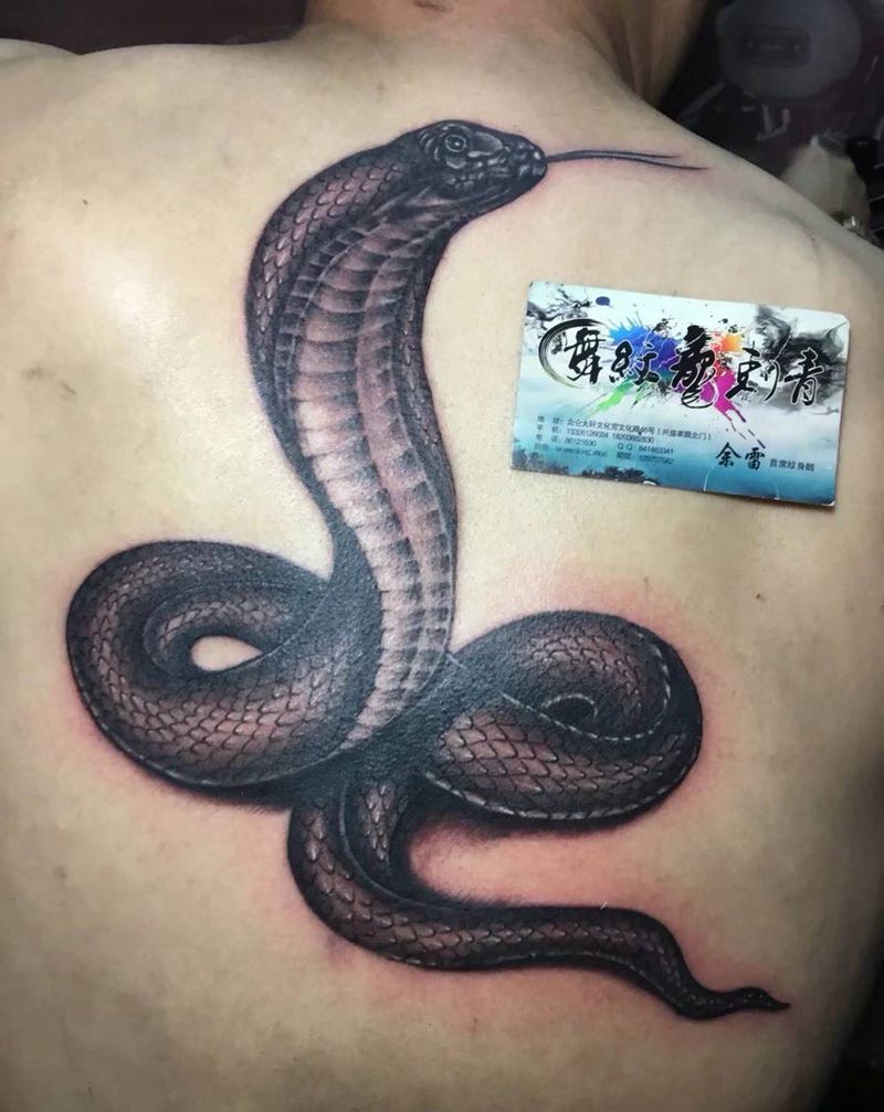 蛇纹身图片_成品背部传统写实动物纹身图案