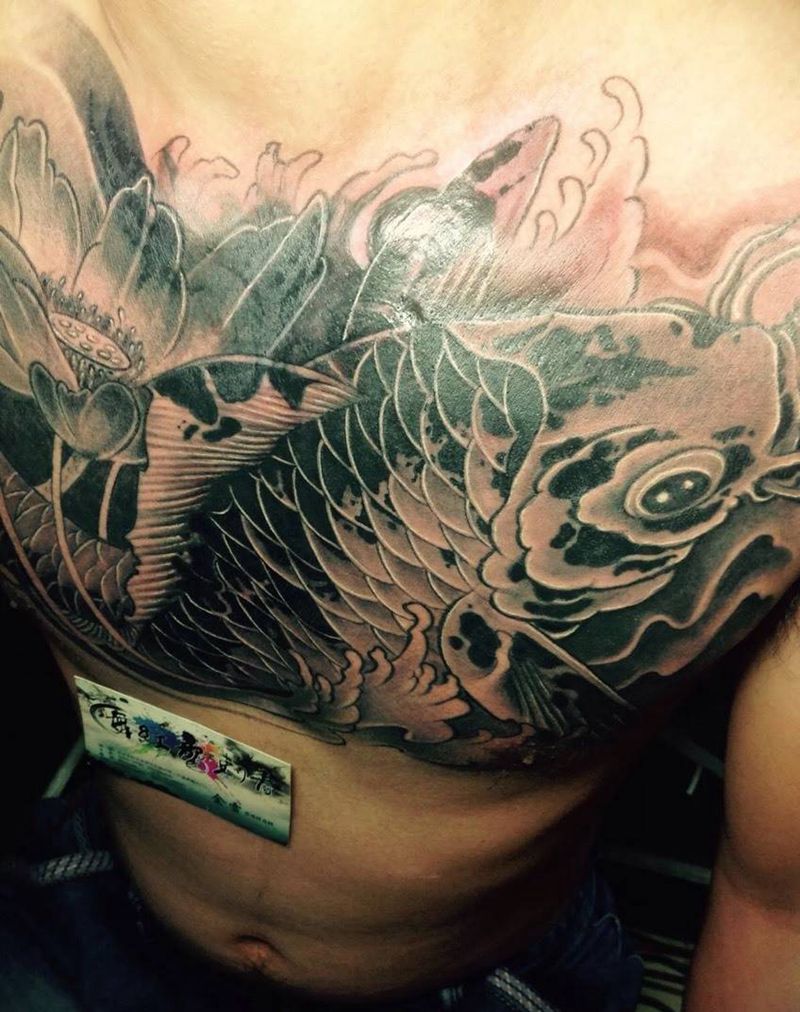 胸花祥鱼纹身图片_成品胸部传统动物纹身图案