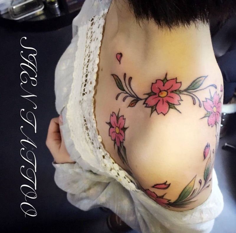 花与女孩纹身图片_成品肩部欧美清新植物纹身图案