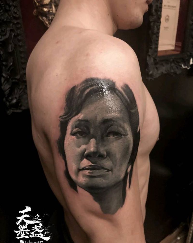 亲人肖像纹身图片_手臂欧美写实亲人肖像纹身图案