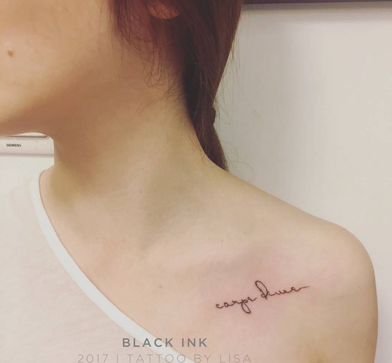 鎖骨文字纹身图片_成品肩部欧美清新字符原创纹身图案