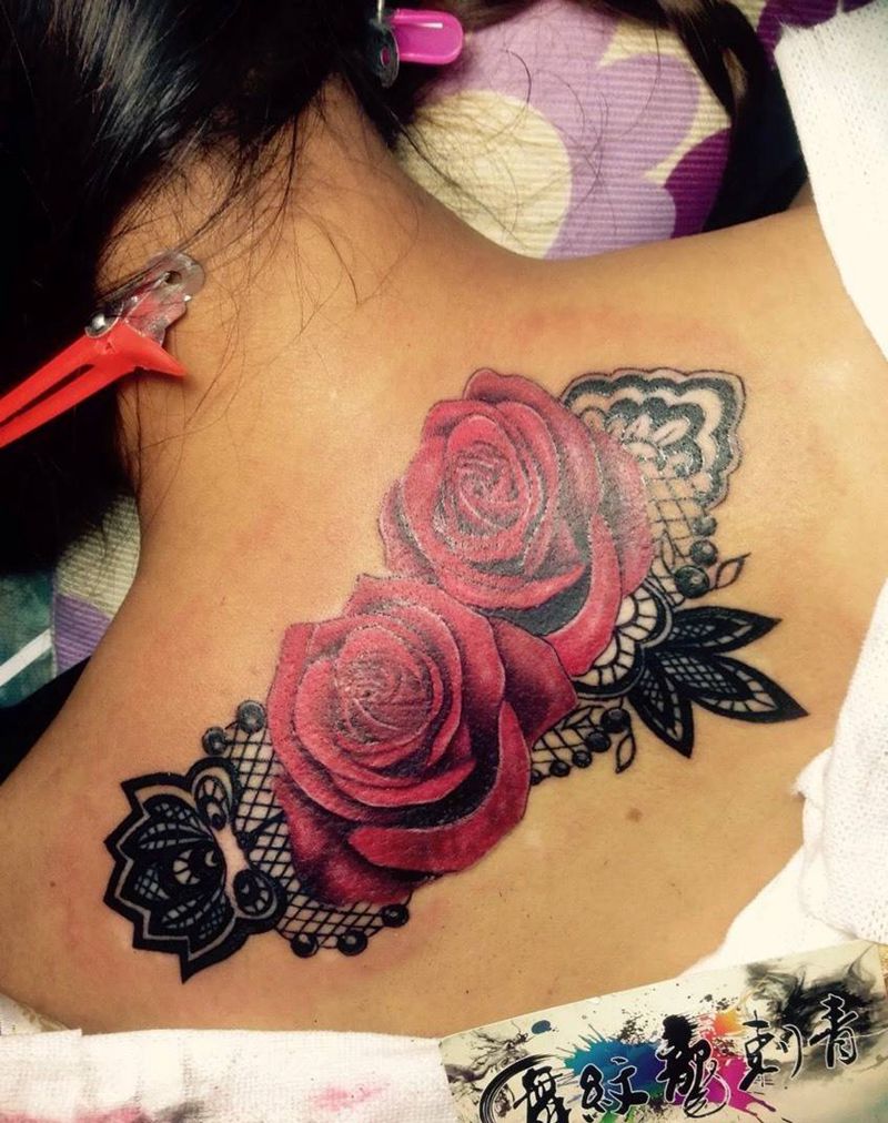 玫瑰纹身图片_成品肩部背部写实传统植物纹身图案