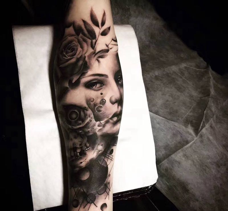骷髅与少女纹身图片_成品手臂腿部欧美写实肖像人物骷髅黑灰写实素描纹身图案