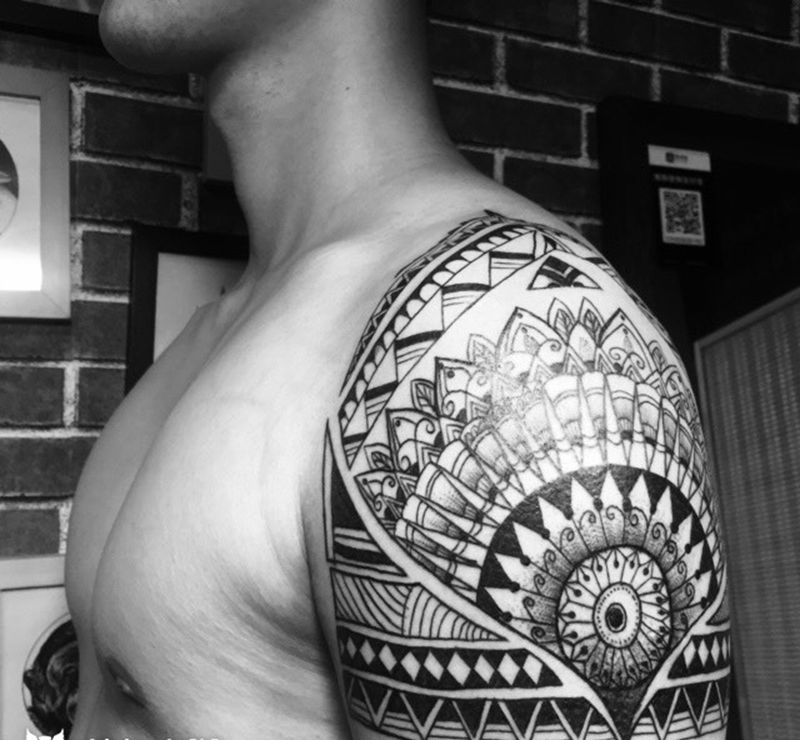 图腾纹身图片_成品肩部手臂欧美图腾纹身图案