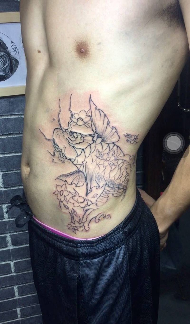 传统鲤鱼未完纹身图片_成品腰部传统动物纹身图案