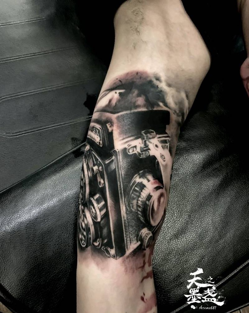 照相机纹身图片_手臂欧美写实德国风纹身图案