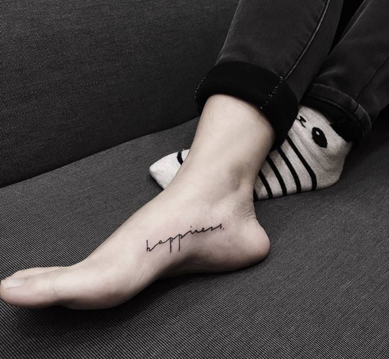 快乐字母纹身纹身图片_成品脚部清新字符纹身图案
