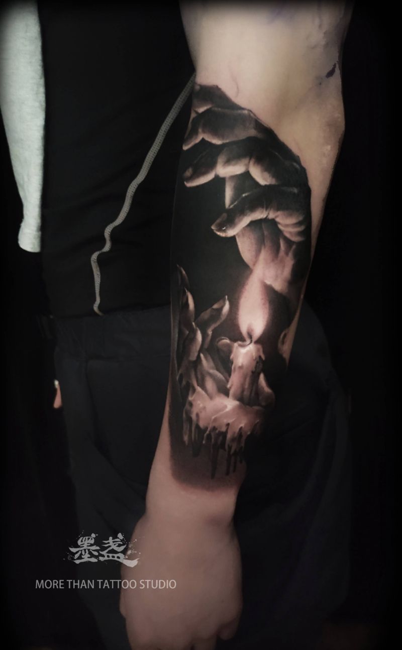 烛火纹身图片_手臂欧美写实黑灰纹身图案