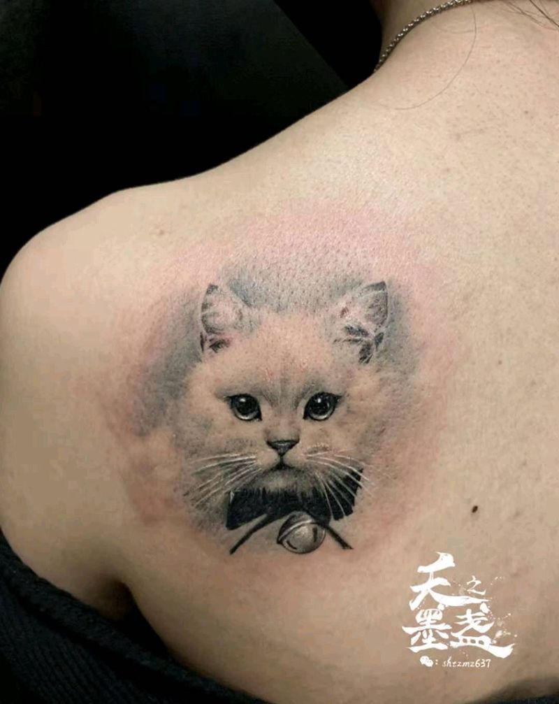 小清新纹身图片_肩部欧美写实猫咪纹身图案