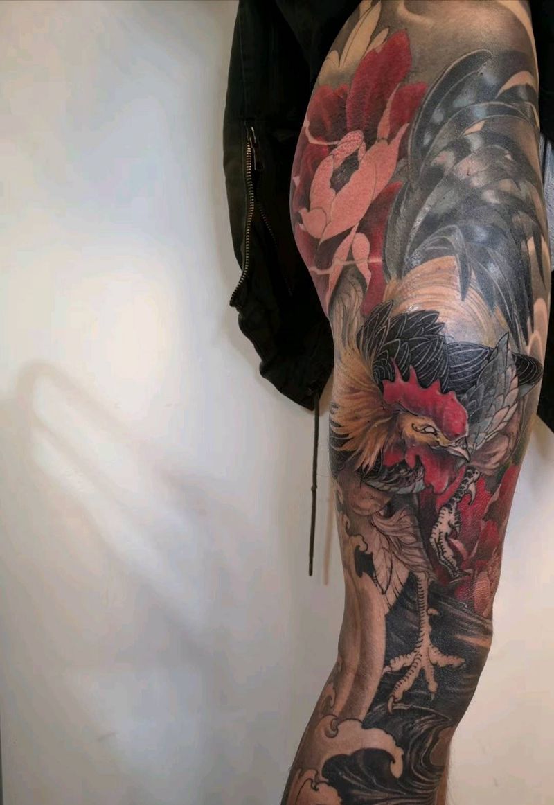 公鸡嬉牡丹纹身图片_腿部新传统纹身图案