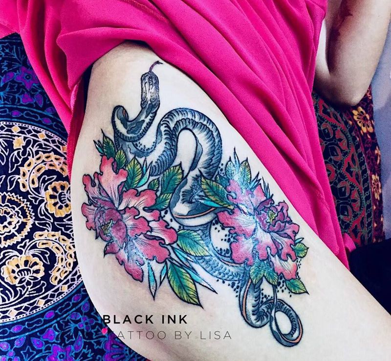 新传统 花与蛇纹身图片_臀部腿部新传统花 蛇纹身图案