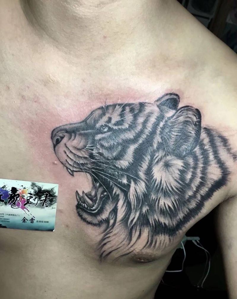 虎纹身图片_胸部欧美写实纹身图案