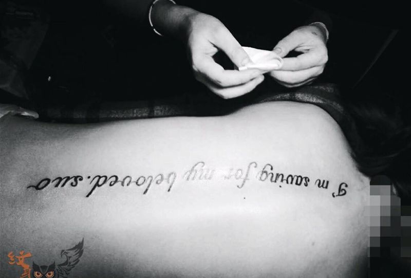 文字纹身图片_成品背部欧美字符纹身图案