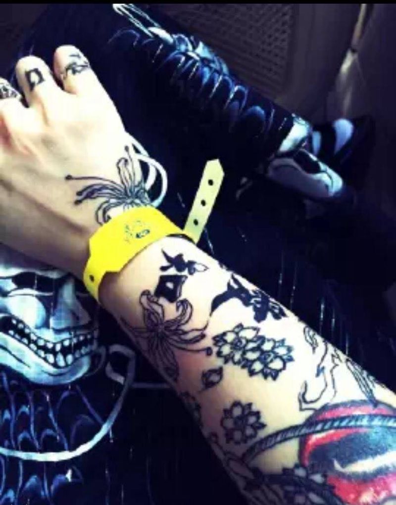 花臂纹身图片_成品手臂传统鬼神植物纹身图案