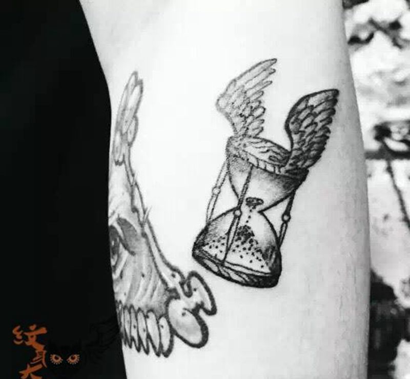 飞翔的沙漏纹身图片_成品手臂欧美静物纹身图案